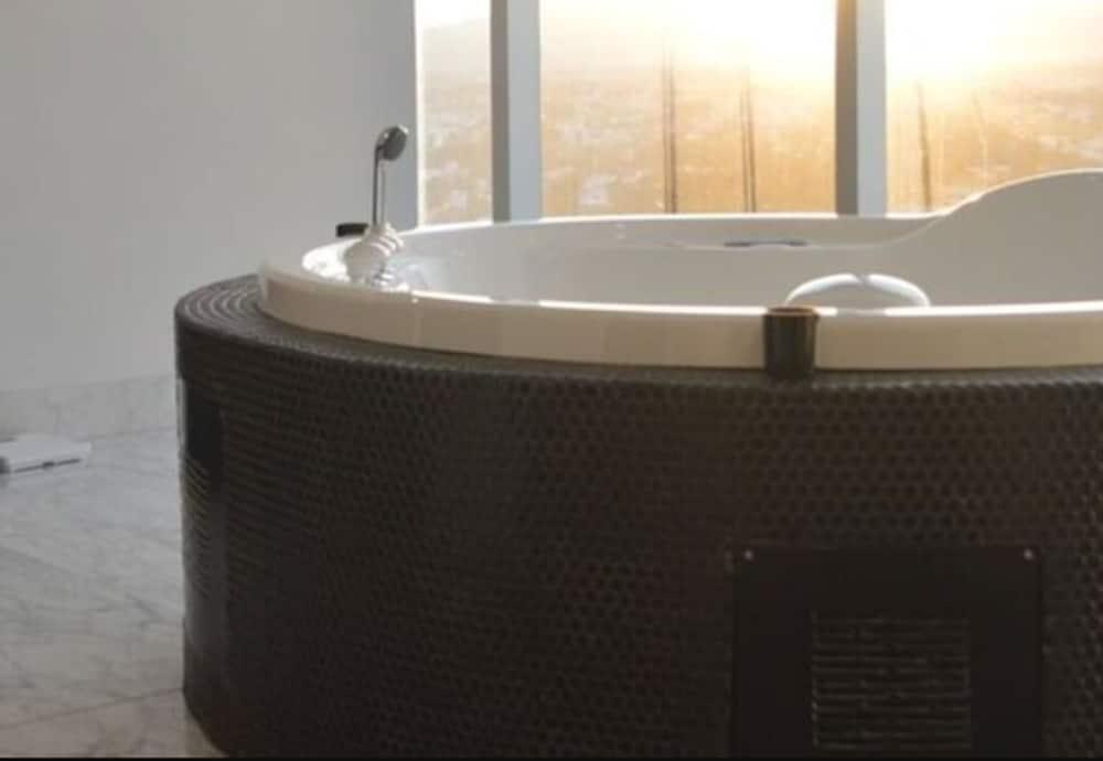 Baruk Guadalajara Hotel De Autor Esterno foto A whirlpool bathtub